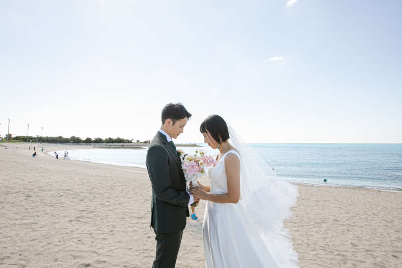 広い海をバックに