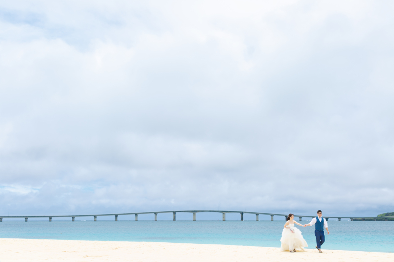 長い橋を背に。