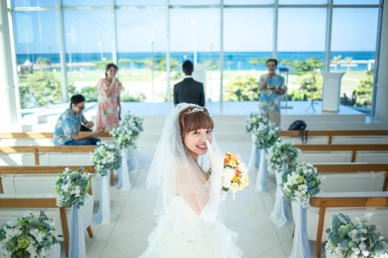 結婚式さながらの演出で感謝を伝えるチャペルフォト