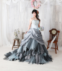 グレージュのおしゃれなプリンセスドレス