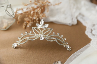 【ヘッドアクセサリー】キラキラストーンのミドルサイズティアラ