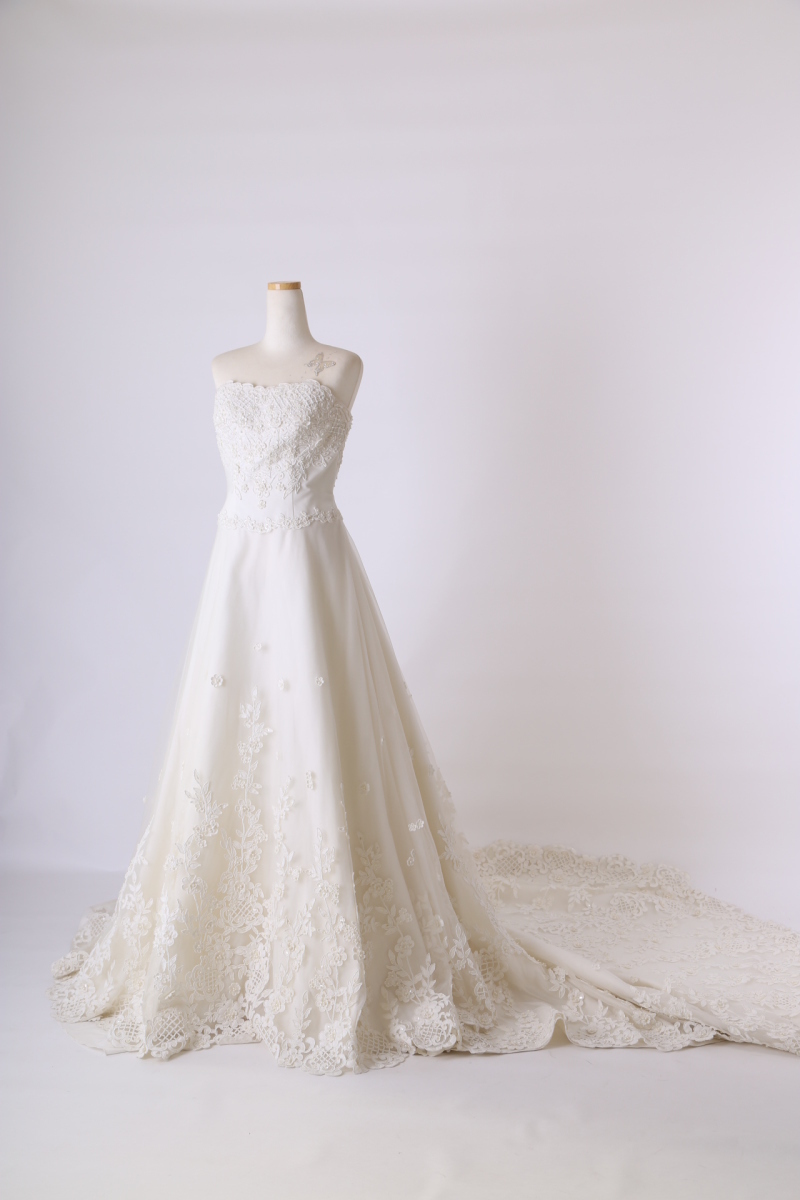 繊細なレースが美しいクラシカルAラインドレス