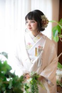 ナチュラルカラーのボタニカル柄小物の白無垢コーディネート