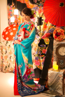 鮮やかなブルーの引振袖