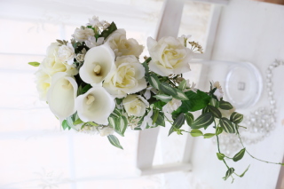 【ブーケ】カラーとバラのキャスケードブーケ