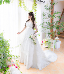 華やかフリルとレースのエンパイアドレス