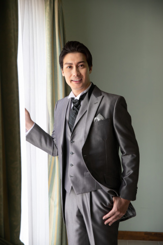 ダークグレーのタキシード