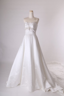 サテンのシンプルAラインビジュードレス