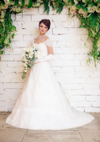 オフショルダーとリボンがかわいいスリムAラインドレス