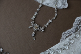 【アクセサリー】アンティークなバラのシルバーネックレス