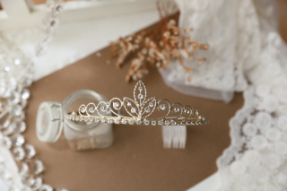 【ヘッドアクセサリー】キラキラストーンのティアラ