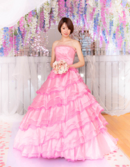 キャンディピンクのティアードドレス