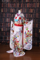 アンティークな雰囲気の白引振袖