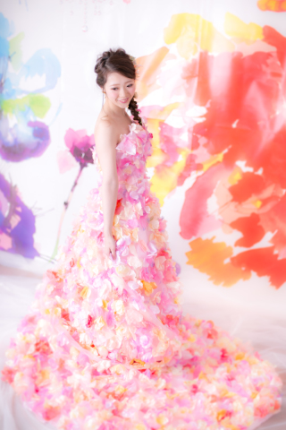 お花畑みたいな花びらドレス