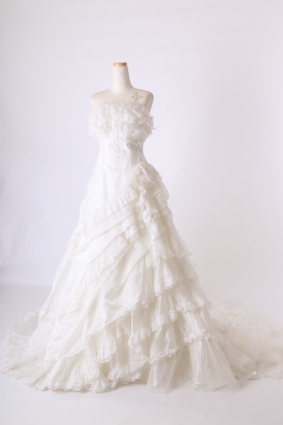 フリルがかわいいスイーツみたいな華やかドレス