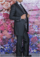 スリムシルエットのブラックタキシード