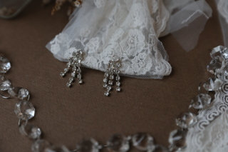 【アクセサリー】クリスタルストーンのチェーンイヤリング