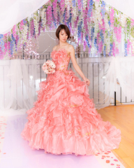 サーモンピンクのフリルドレス