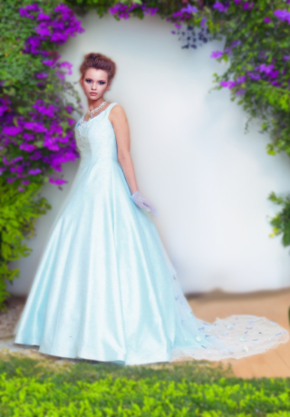 水色の花びらのドレス