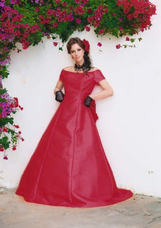 赤のオフショルダードレス