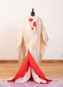 ゴールド箔の柄が華やかな白打掛