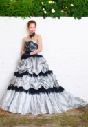 シルバーグレーとブラックレースのドレス