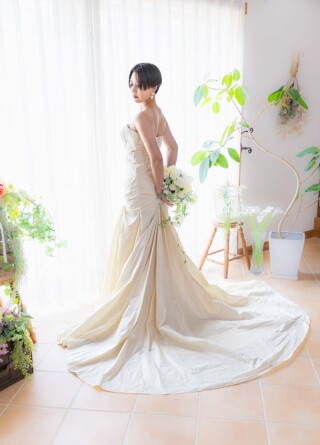 ニュアンスベージュのマーメイドドレス