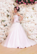 ペールピンクにホワイトチュールドレス