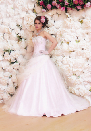 ペールピンクにホワイトチュールドレス