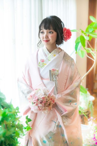 ふんわり淡いパールピンクにプラチナ箔が美しい洋風色打掛