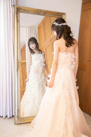 花びらがかわいい♪ニュアンスピンクのソフトマーメイドドレス♪