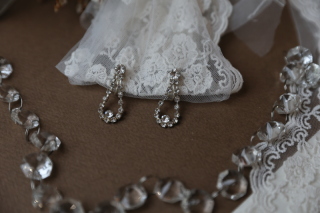 【アクセサリー】クリスタルストーンのドロップ型イヤリング