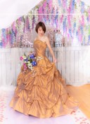 ゴールドのボリューミードレス