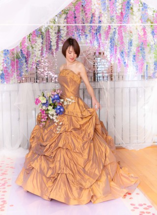 ゴールドのボリューミードレス