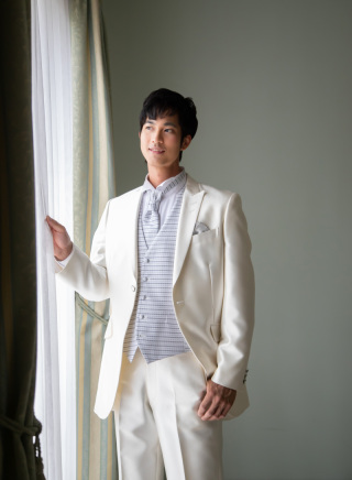 爽やかなホワイトのタキシード