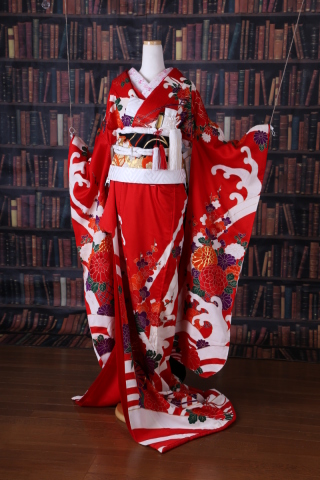 レトロアンティークな赤の引振袖