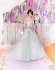 淡い水色のAラインお花ドレス