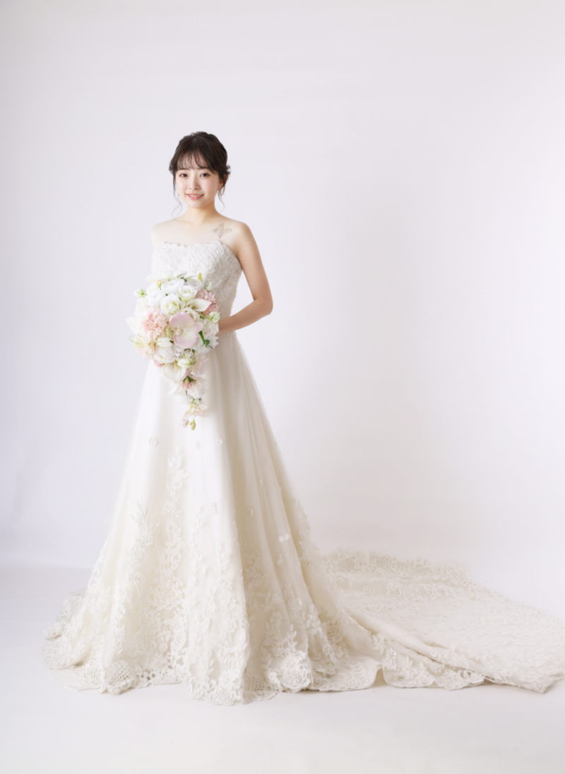 繊細なレースが美しいクラシカルAラインドレス