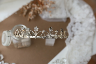 【ヘッドアクセサリー】お花モチーフのティアラ