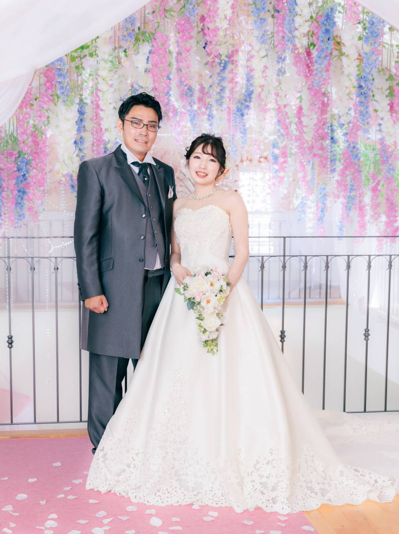 フラワーチャペルでの全身ショットからスタート!