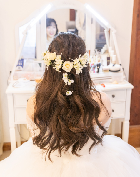 ロングヘアを活かしてナチュラルなハーフアップに