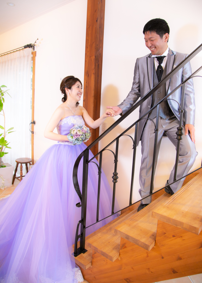 ３着目はパープルのドレス。階段でのお迎えショット