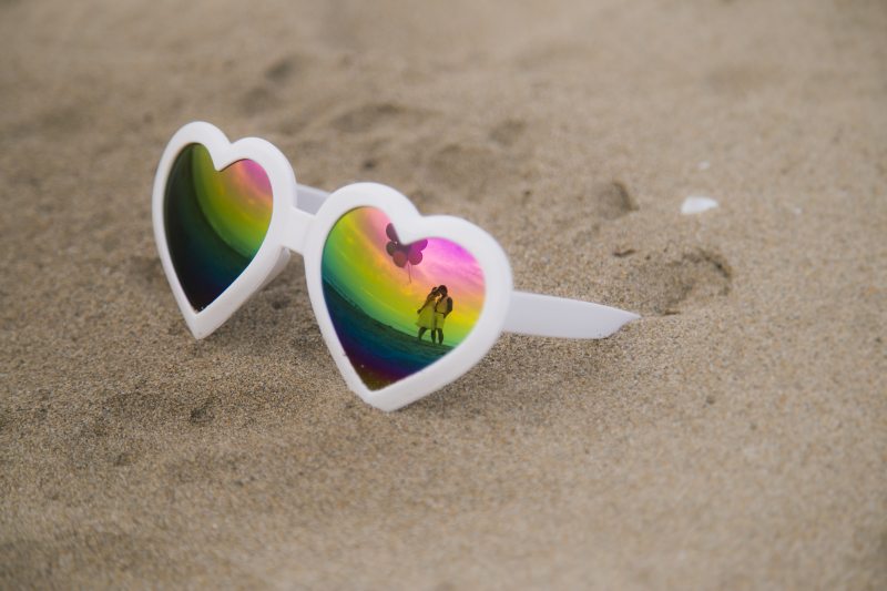 サングラスの反射に二人の姿を映して