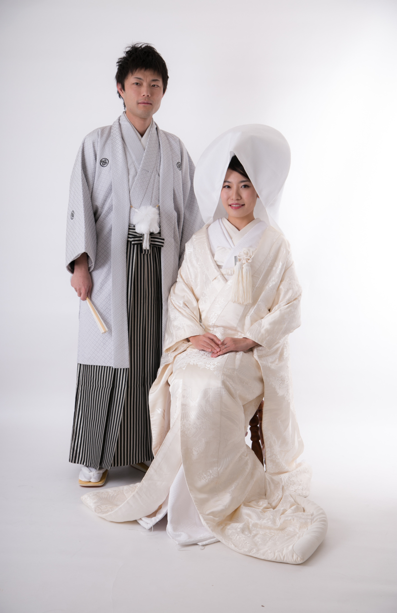 一着目は伝統的な白無垢と綿帽子スタイルで