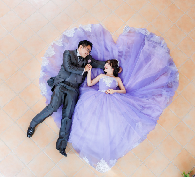 ドレスをハート型にして寝転びショット♪