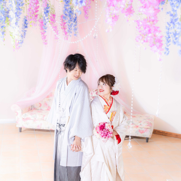 お花が降り注ぐファンタジックなショット