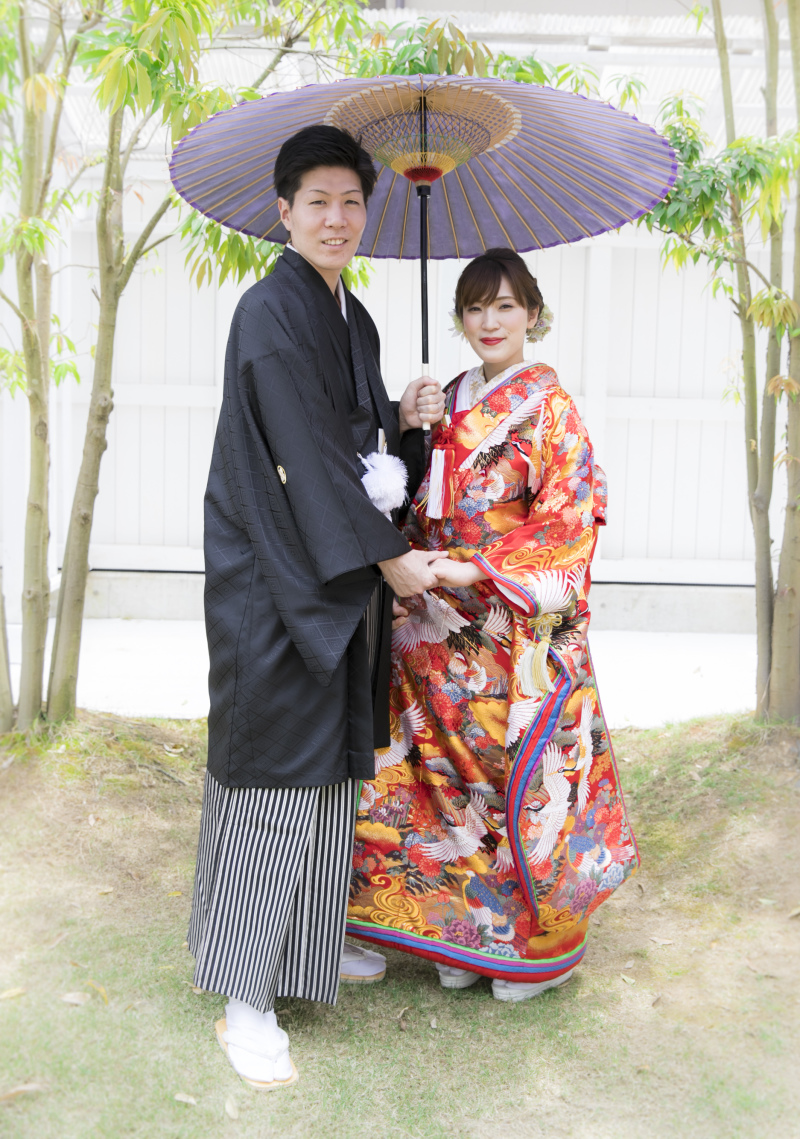 お庭の緑の中で、和傘を使って撮影♪