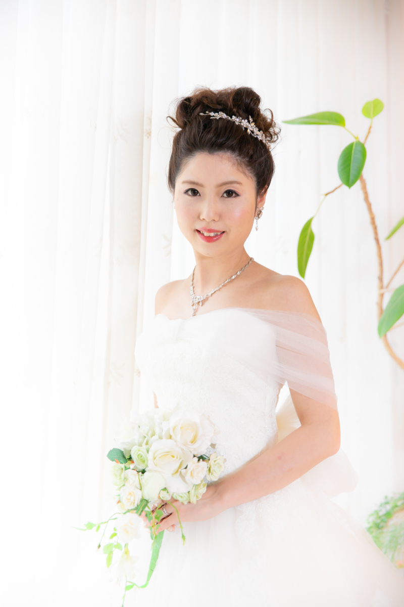 ヘアは高い位置でのカールアップ