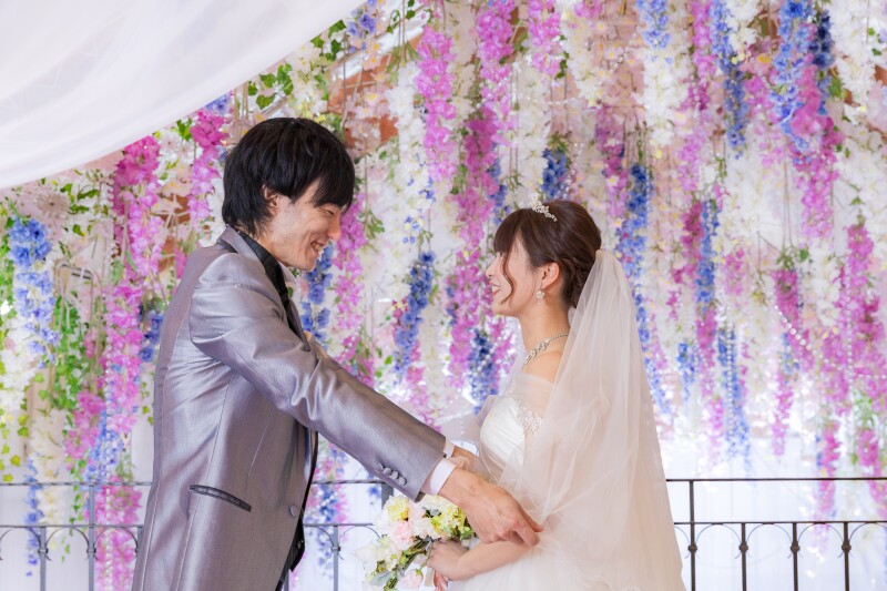 新郎様からのベールアップ。思わず涙ぐむ新郎様。