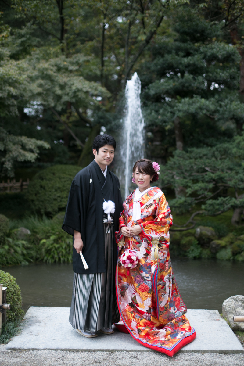 噴水の前で、打掛を下したショットを☆